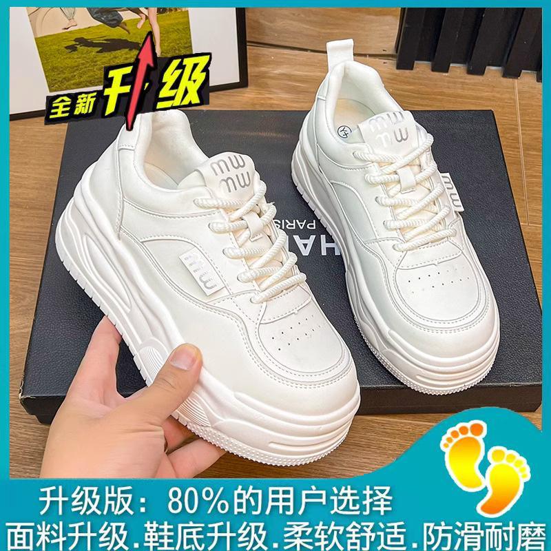 Наступать на дерьмо кажется популярным, маленькие белые туфли для женщин, весна 2025 года, новые студенческие туфли для увеличения роста, повседневная универсальная спортивная обувь для