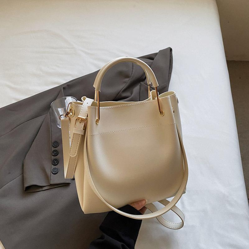 Корейская версия премиальной текстуры повседневная сумка-ведро 2025 весна новая нишевая мода большая вместимость портативная сумка-мессенджер