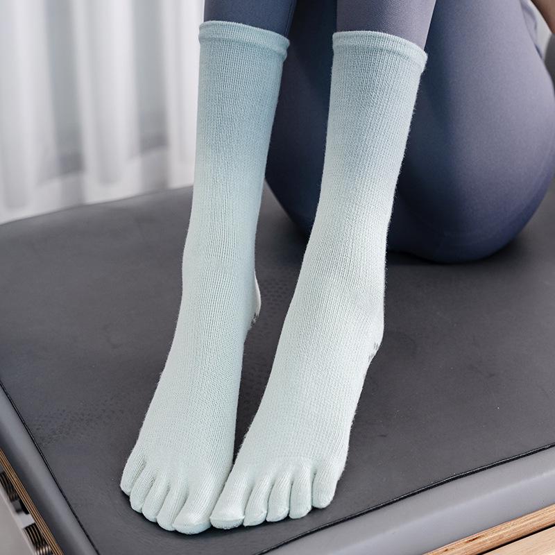Gradient Non-Slip Mid-Calf Toe Separator Yoga Socks - Autumn/Winter Sweat-Absorbing Sporty Style.