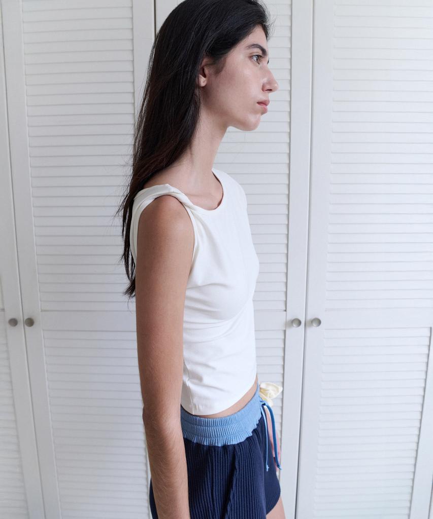 ANDNEEDS Shoulder Twisted Slim Tee (White)