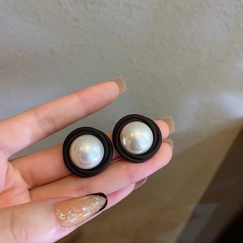 2023 High-End French Pearl Earrings: Light Luxury, Unique Design for Women