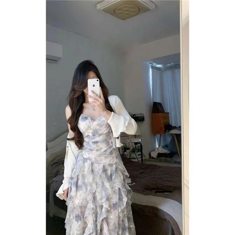 Женское летнее цветочное платье на бретелях - V-образный вырез, подчеркивающий талию сказочный стиль, милое и модное