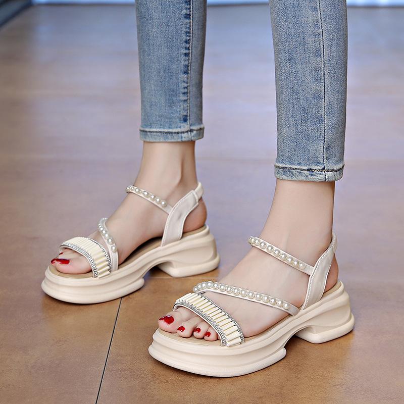 Модные сандалии в стиле феи женские 2025 года на толстой подошве с полой пряжкой из одного слова, простые пляжные сандалии