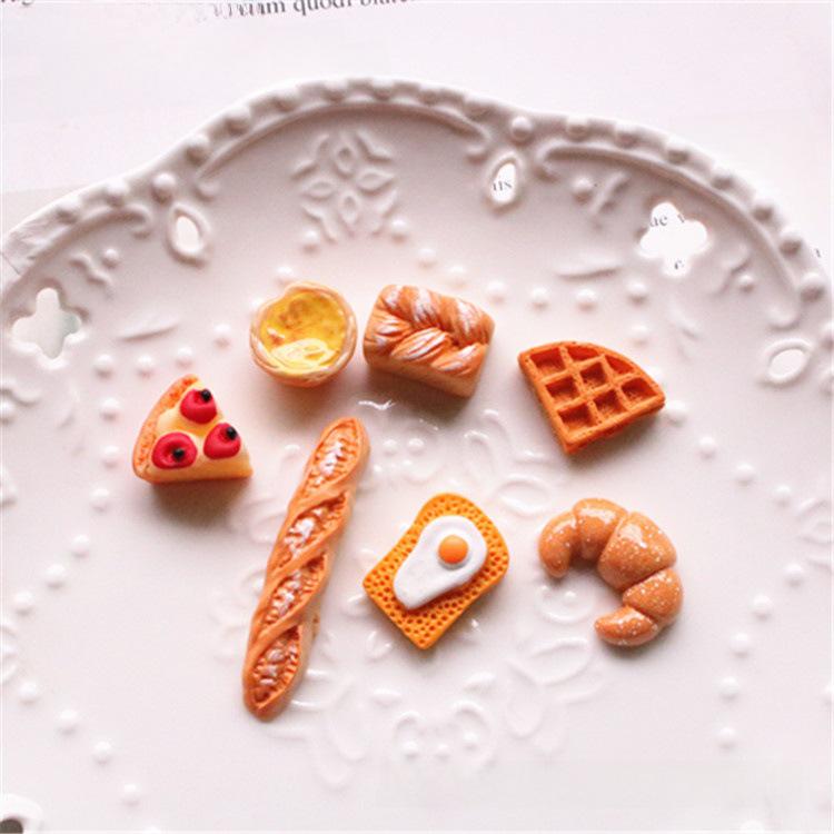 «Украшения ручной работы на тему еды»: Аксессуары для телефона в виде хлеба, яичного пирога и багета, материал для самостоятельного изготовления из смолы