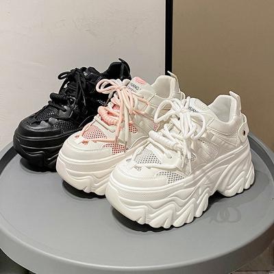 Популярные новые весенние маффины на толстой подошве 2025 года, сетчатые дышащие маленькие белые туфли с внутренним увеличением высоты, универсальные повседневные кроссовки для папы