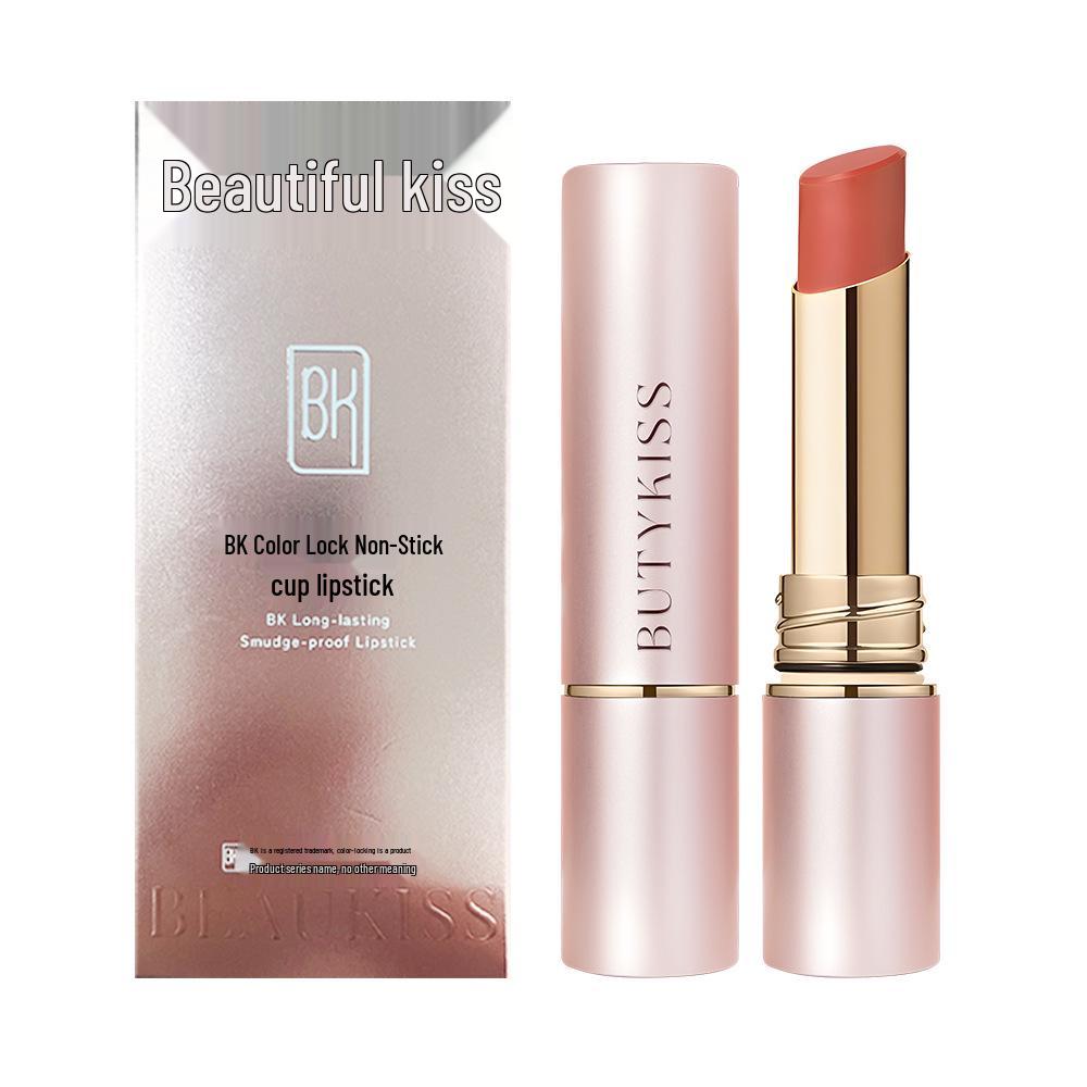 Водостойкий, увлажняющий матовый блеск для губ со стойким цветом, не отпечатывающийся, долговечной формулой, которая не подчеркивает морщинки губ.