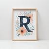 Plakat Litera "R" W Kwiatowym Wieniecu Plakat Litera "R" W Kwiatowym Wieniecu, 50X70 Cm, Bez Ramy, Płótno Premium Na Blejtramie