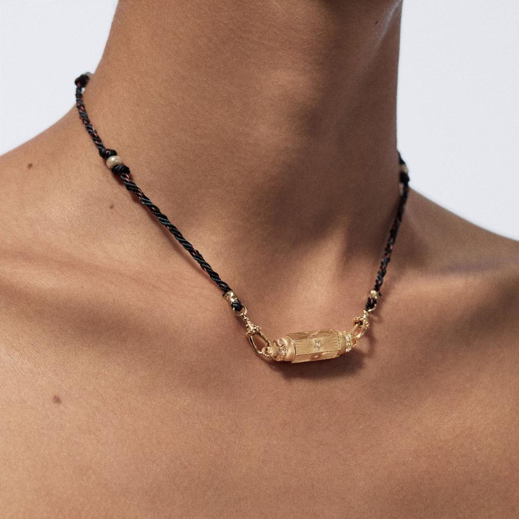 Радужное ожерелье с подвеской. Модное плетеное ожерелье с золотой отделкой и радужной подвеской для встреч.