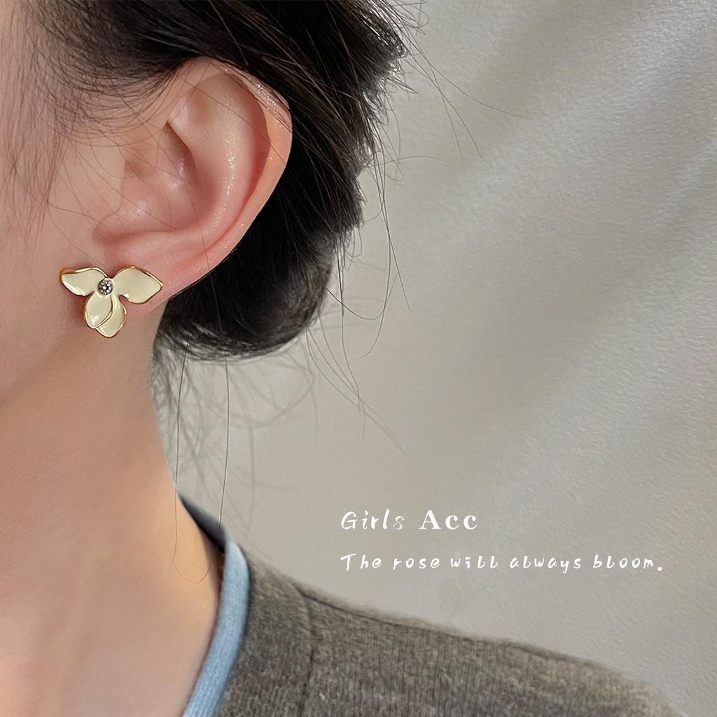 Французские ретро-клипсы для ушей Camellia: Модные серьги без проколов, высококачественный дизайн, идеально подходят для поездок на работу.