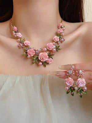 Розово-фиолетовое акриловое колье и серьги, украшенные цветами, листьями, стразами и жемчугом.