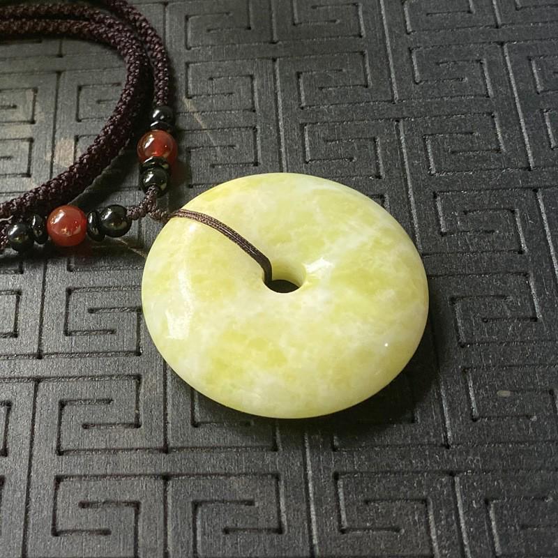 Натуральный нефритовый кулон-пряжка Пин'ань из Ланьтяня: Белый Мрамор и Черный Нефритовый Камень