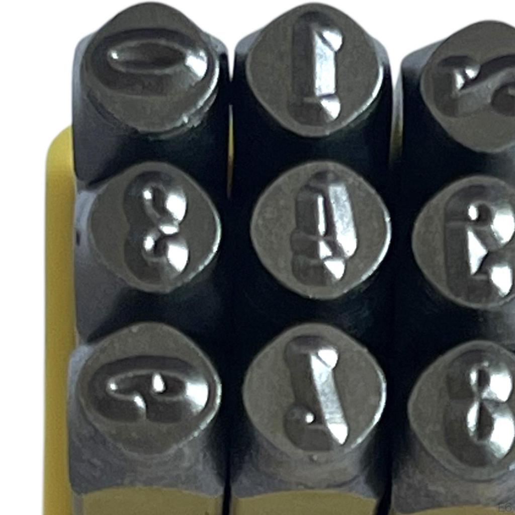 Металлический набор штамповочных инструментов для создания гравированных цифр, которые отпечатаны для