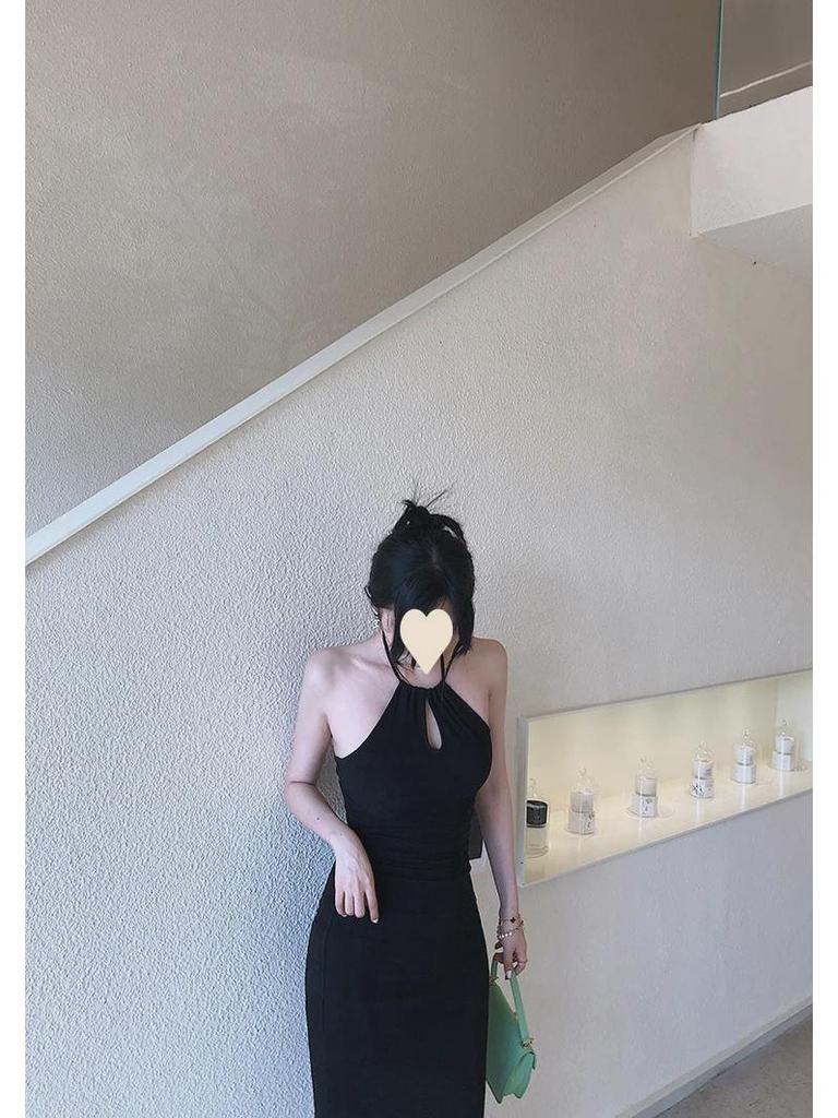 Черное платье-халтер с открытыми плечами - тонкая талия и длинная юбка