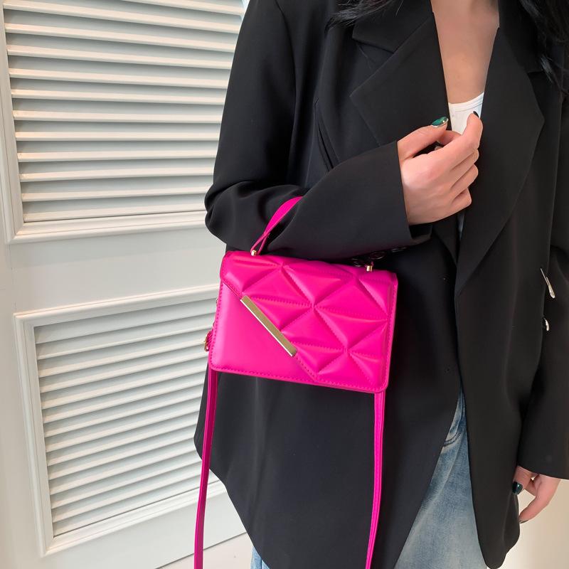 Простая и модная однотонная ромбовидная вмятина, популярная весна-лето, новая ручная маленькая квадратная сумка через плечо
