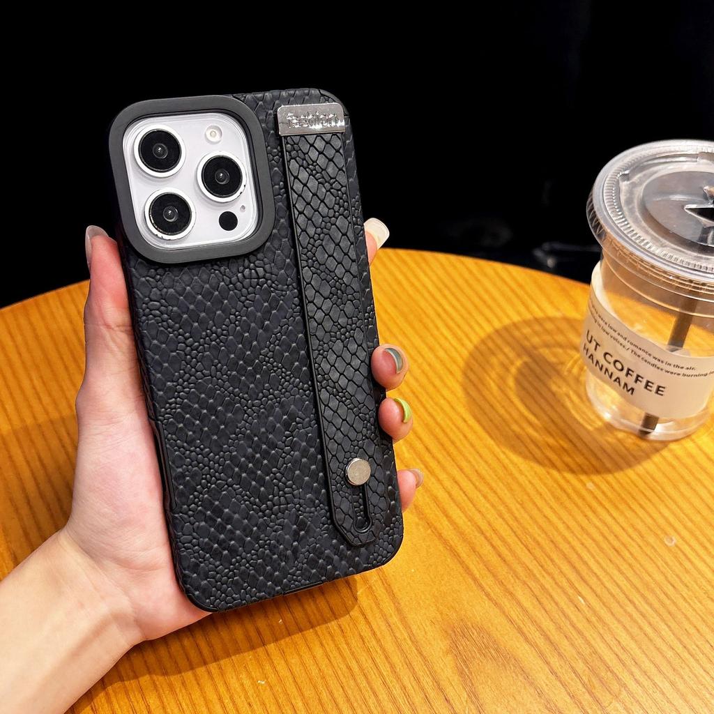 Built in Magnetic Snake Skin Pattern for IPhone 16 ProMax Phone Case for Apple 15 Wristband Holder Case