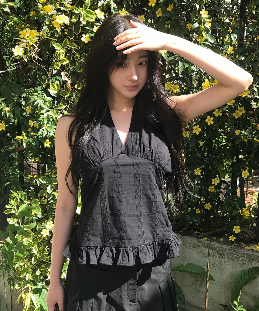 LETTER FROM MOON Punched Lace Halter Neck Sleeveless (Black)
