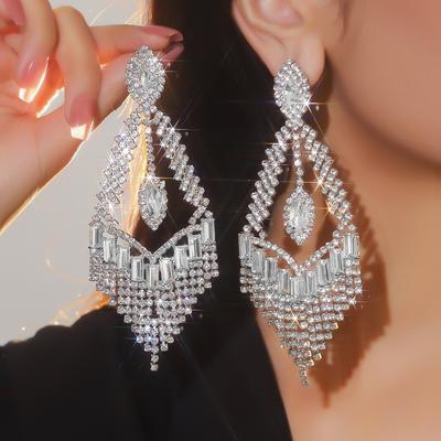 Роскошные серьги-кисти с блестящими стразами