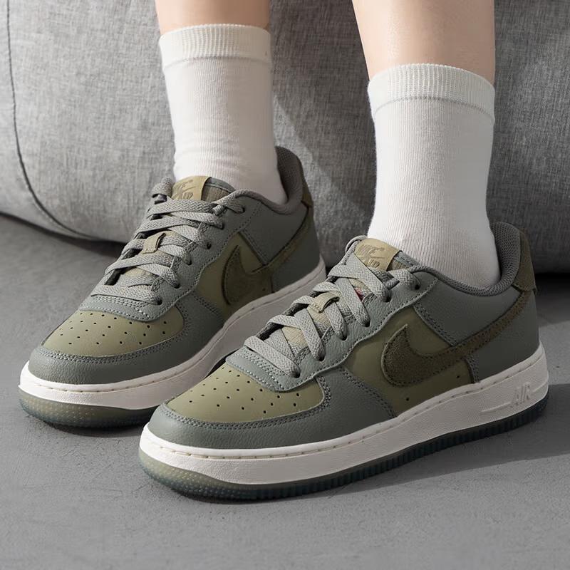 Nike Детские кроссовки Air Force 1 Low LV8 GS Dark Stucco Medium Olive Зеленый нейтрально-оливковый Phantom FQ6948-001