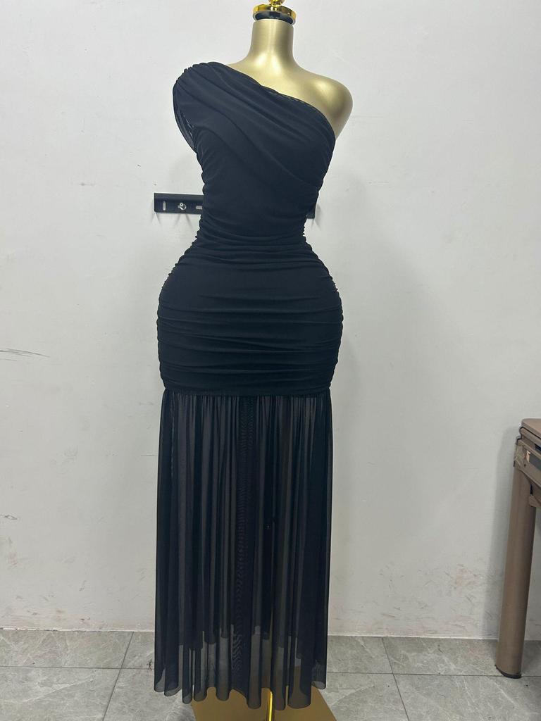 Весна 2025 Женское однотонное платье без рукавов асимметричного кроя с драпировкой