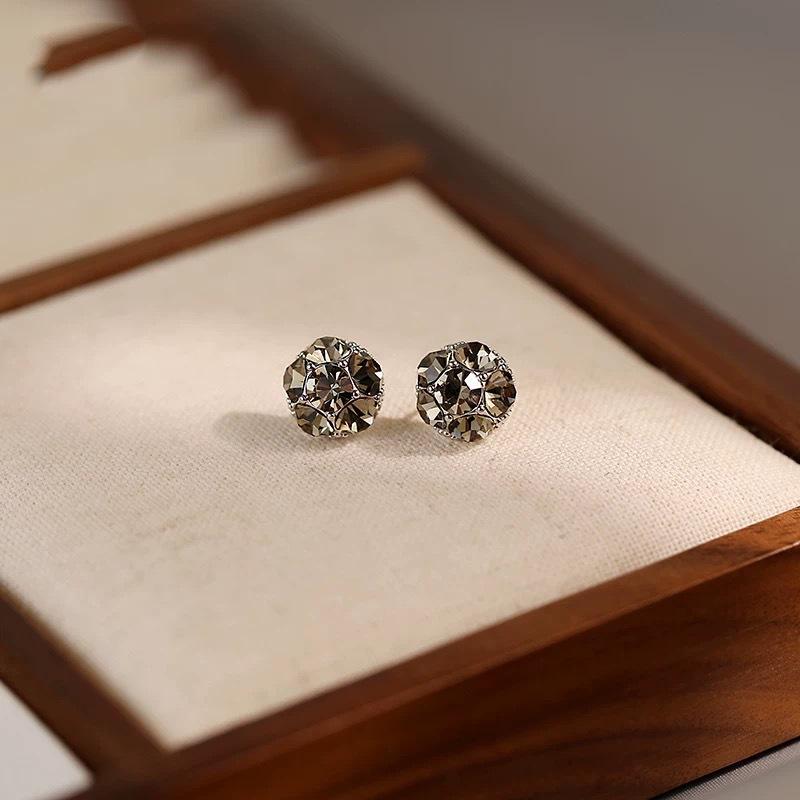 Super flash zircon stud earrings for women's new popular exquisite niche design high-end earrings temperament versatile earrings