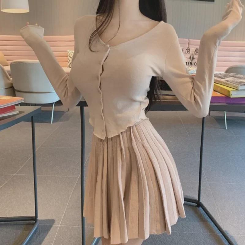 Нежный розовый женский кардиган с длинными рукавами и застежкой на пуговицы на груди