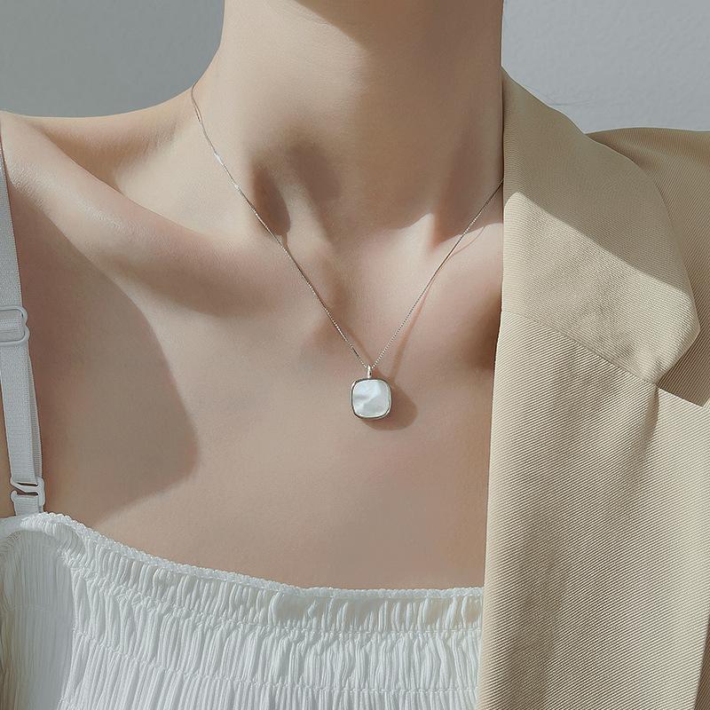 French Light Luxury Geometric Square Shell Necklace, Simple Niche Design, High-End Golden Collarbone Chain For Women