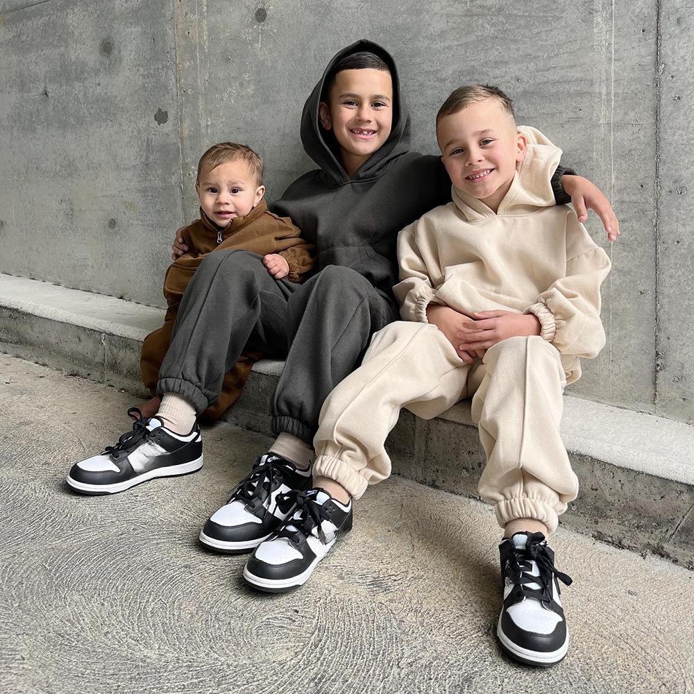 Спортивный костюм для мальчиков и девочек, комплект с капюшоном на осень и зиму 2024 года, новая детская одежда, повседневная спортивная одежда, детские костюмы из двух предметов