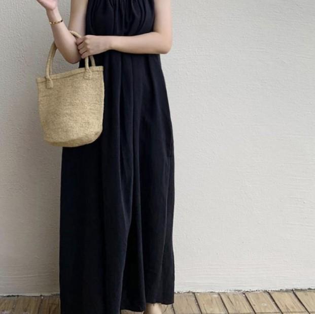 Платье без рукавов с бретелью через шею Свободное и облегающее платье без рукавов длиной выше колена