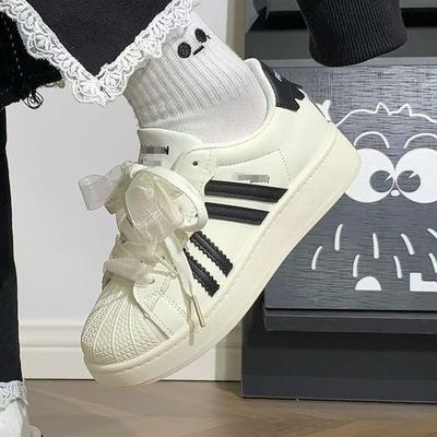 Белые туфли с толстой подошвой и мыском-ракушкой женские осенние новые спортивные туфли высокой ценности повседневные студенческие кеды на платформе прилив