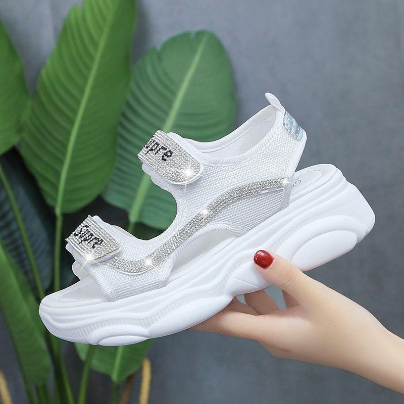 Сандалии на платформе Muffin женские ins tide 2025 новые летние туфли для пап в стиле интернет-знаменитости повседневные туфли на плоской мягкой подошве с яркими бриллиантами