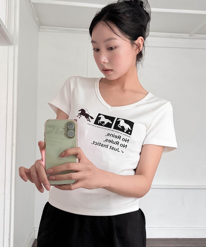 Цыплята Nyeongi X Chix Instinct Точечная лошадь V-образный вырез Узкая короткая футболка Белая