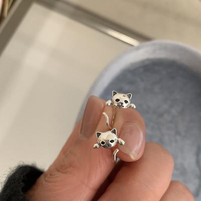 Серьги для кошек в стиле легкой роскоши, женская мода, персонализированный нишевый дизайн, уникальные, универсальные, прочные, с чувством зрелости, крючки для ушей, трендовая атмосфера, обратно в школу
