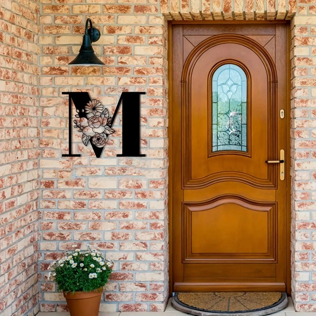 Потрясающая металлическая табличка с цветочными буквами-монограммами! Металлическое настенное искусство. Цветочный декор стен с заглавными буквами алфавита. Буквы для стен своими руками. Знак на заднем плане.