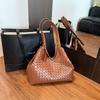 Новая плетеная сумка женская модная ретро с чувством высокого класса большая вместимость текстурная сумка-тоут с полым плечевым ремнем для通勤
