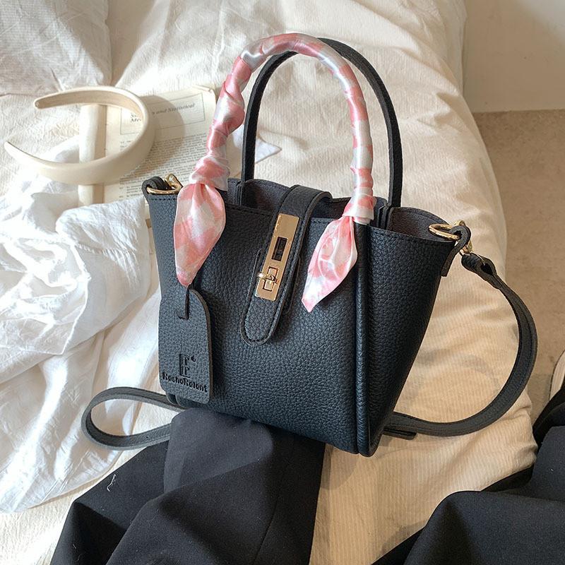 IELGY Women's Vegetable Basket Shoulder Messenger Bag, Simple and Versatile Portable Bucket Bag