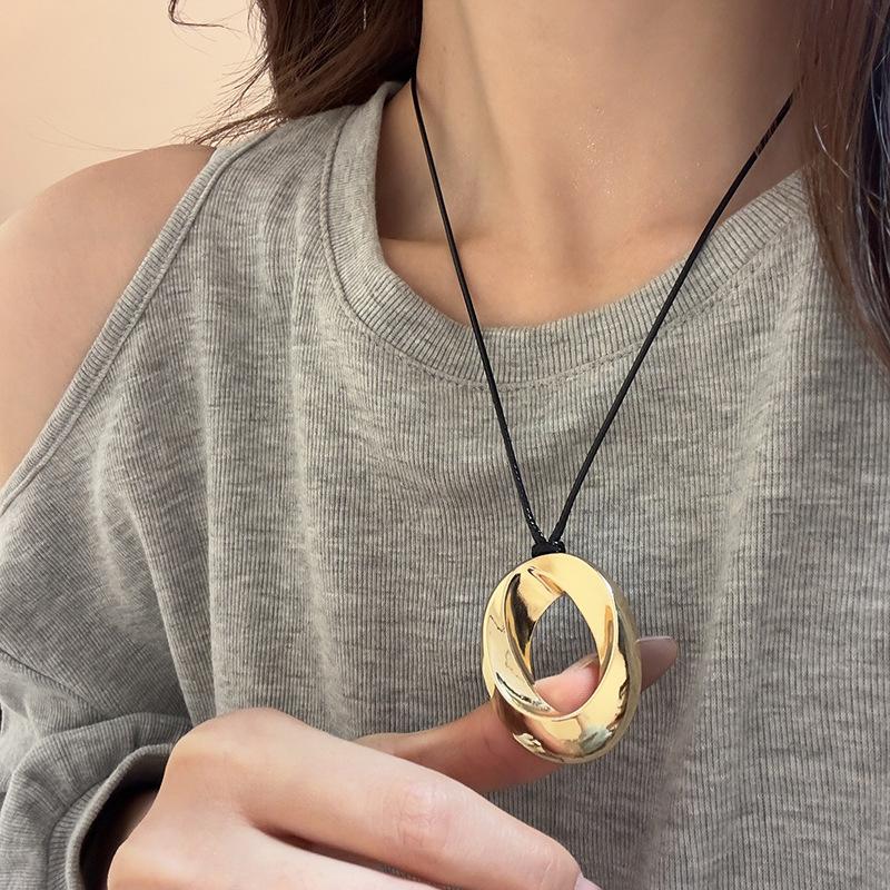 Bohemian Ethnic Distressed Bow Metal Necklace with Versatile Long Round Pendant 2025