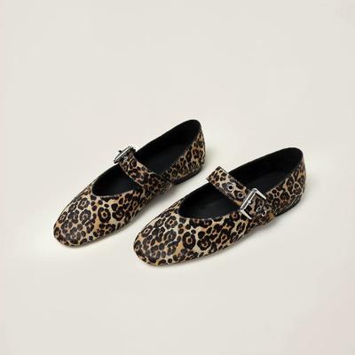 Нишевые туфли из натуральной кожи с леопардовым принтом из конского волоса, ремешком с пряжкой на одно слово, женские, весна-лето 2025, квадратный носок, мелкий вырез, плоская подошва
