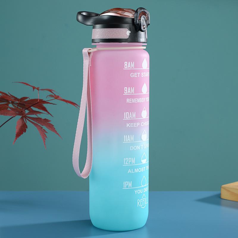 Кружка-градиент, большая вместимость с ручкой, откидная крышка, соломинка; Портативная спортивная бутылка для воды для фитнеса на открытом воздухе.