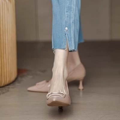 Туфли на высоком каблуке из лакированной кожи с V-образной пряжкой, женские туфли на тонком каблуке, новинка 2024 года, заостренная V-образная пряжка, неутомимые ноги, осенний темперамент, одиночные туфли для женщин