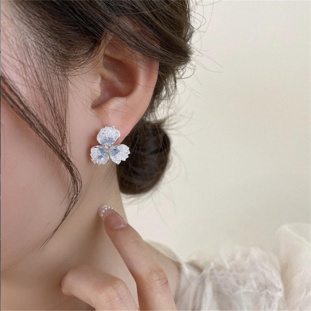 Sweet Romantic Gradient Cherry Blossom Pink Broken Diamond Crystal Three-petal Flower Stud Earrings for Women Piercing Jewelry