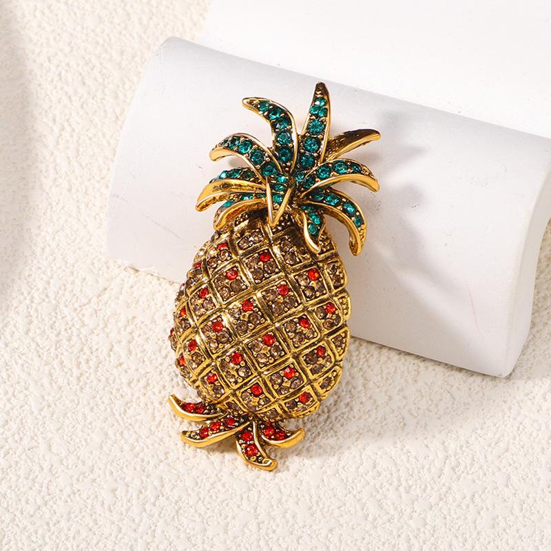 European and American retro fruit brooch, high-end alloy diamond inlaid pineapple chest flower, pin, anti glare buckle, clothing accessories