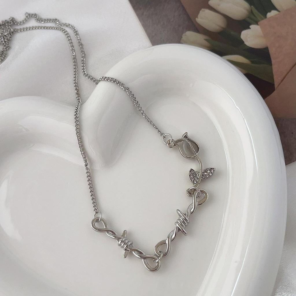 Многослойное циркониевое ожерелье и молочно-бело-голубые серьги Love: Элегантный и шикарный комплект цепочек на ключицу