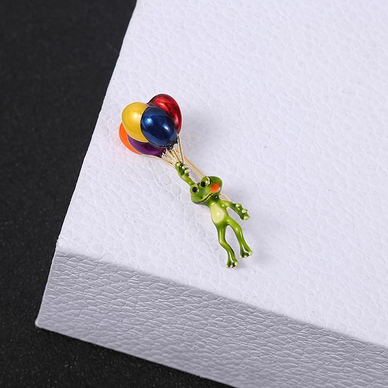 Vivid Frog Holding Colorful Balloon Cycling Frog Brooches Small Animal Brooch
