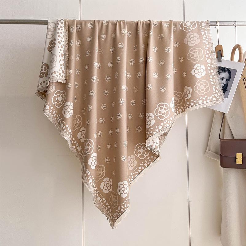 Темпераментная камелия Высококлассный большой квадратный шарф Двусторонний имитация кашемира Утолщенный шарф с декоративной шалью