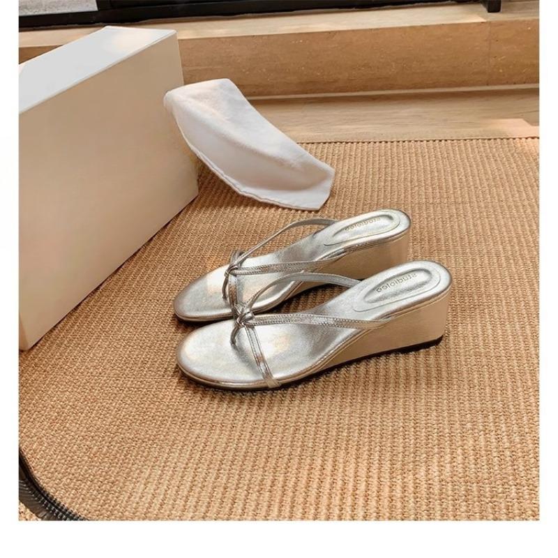 Туфли на высоком каблуке с тонкими ремешками и шлепанцы для женщин