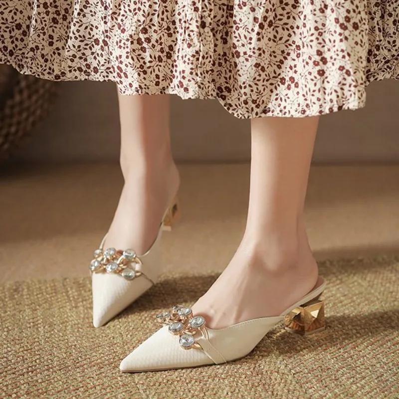 Мода с каблуком Слайды Туфли с острым носком Женские тапочки и женские сандалии На улице Новая мода Шикарный Элегантный Летний стиль 2025 Роскошь