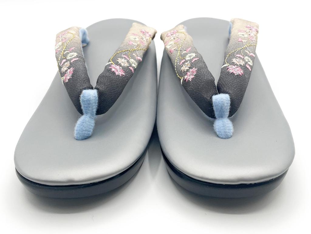 Сандалии-кимоно с вышитыми ремешками и уретановой подошвой, один размер подходит большинству кимоно [город Асакуса] [серый]