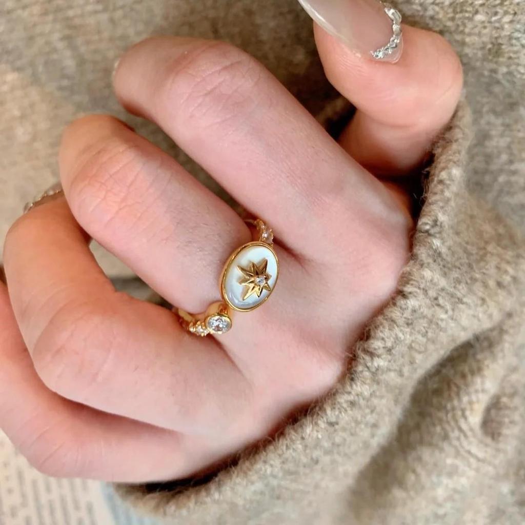 Кольцо в стиле ретро из французского перламутра со звездой и бриллиантовой кисточкой