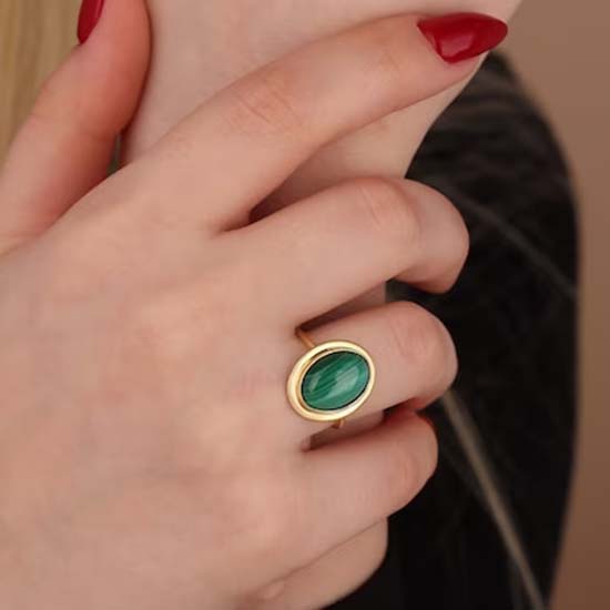 Кольцо с малахитовым овальным драгоценным камнем, кольцо из желтого золота, дизайнерское кольцо ручной работы, эффектное кольцо, подарок на день рождения, кольцо унисекс, кольцо из серебра 925 пробы