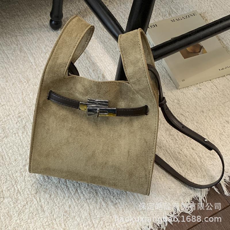 Популярные в этом году маленькие сумки — это женские осенне-зимние универсальные новые ретро-сумки-мессенджеры 2025 года, портативные сумки-ведра в корейском стиле.